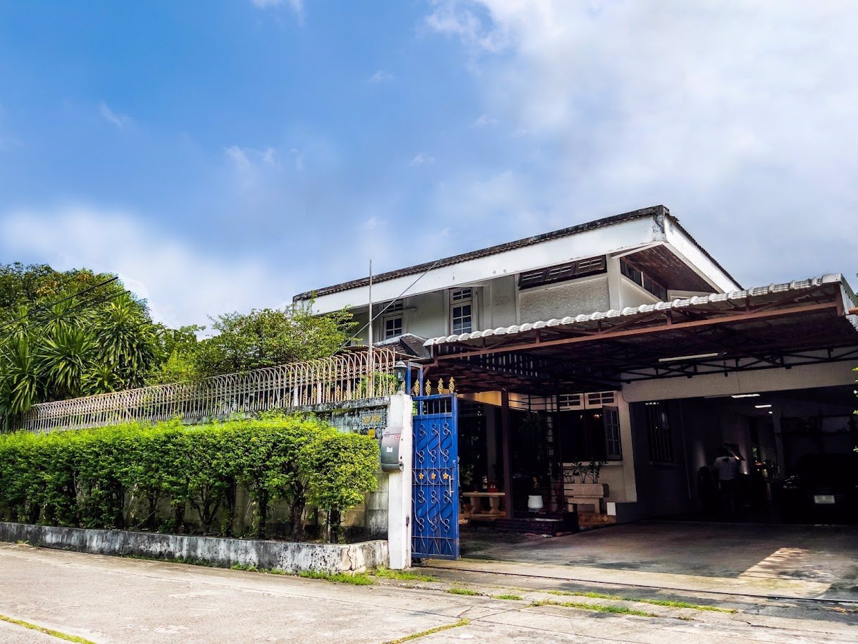 ขายบ้านพร้อมที่ดินทำเลดี-ถนนวิภาวดีรังสิต-เนื้อที่-1-2-43-ไร่-ใกล้สนามบินดอนเมือง