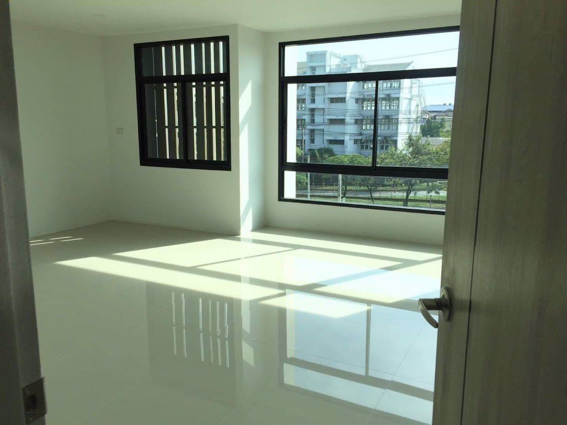 ขายโฮมออฟฟิศฟิฟธ์อเวนิวลาดกระบัง-45ตรว-ถนนฉลองกรุง-ทำเลดี-ติดนิคมลาดกระบัง