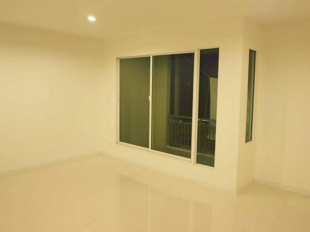 ขายอาคารพาณิชย์ซีนเนอรี่มหาชัย-พระราม2-เนื้อที่-25ตรว-ติดถนนเอกชัย-มีที่จอดรถ-ค้าขายได้-ใกล้แมคโคร