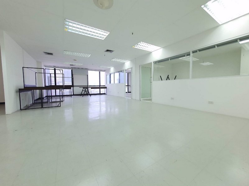 ให้เช่า-สำนักงาน-ขนาด-305-ตรม-ถูกสุดๆ-ราคา-350-บาท-ต่อ-ตรม-กั้นห้องพร้อมเข้าอยู่ทันที