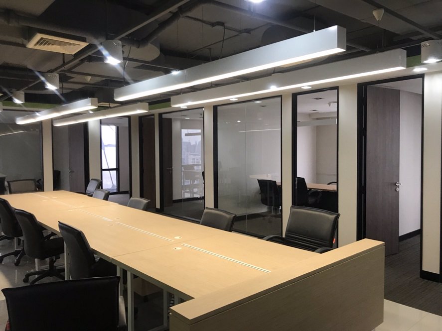 ให้เช่าสำนักงาน-ขนาด-636-ตรม-ราคา-470-บาท-ตกแต่งเรียบร้อย-พร้อมโต๊ะเก้าอี้