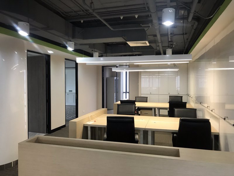 ให้เช่าสำนักงาน-ขนาด-636-ตรม-ราคา-470-บาท-ตกแต่งเรียบร้อย-พร้อมโต๊ะเก้าอี้