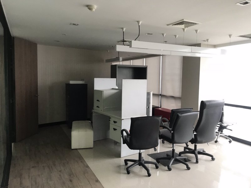 ให้เช่าสำนักงาน-ขนาด-636-ตรม-ราคา-470-บาท-ตกแต่งเรียบร้อย-พร้อมโต๊ะเก้าอี้