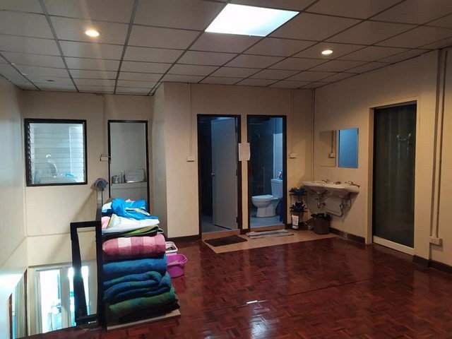 ให้เช่าอาคารพาณิชย์-3-ชั้น-2-ห้องทะลุกัน-ซอยรามคำแหง-ใกล้ตลาด-กกท-ใกล้ราชมังคลา-เดินทางสะดวก