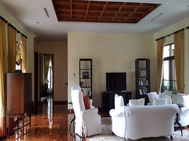 ขายบ้านหรู-พร้อมสระว่ายน้ำ-ในหมู่บ้านวิวทะเล-มารีน่า-นาจอมเทียน-พัทยา-ห่างจากหาดเพียง-4-กม