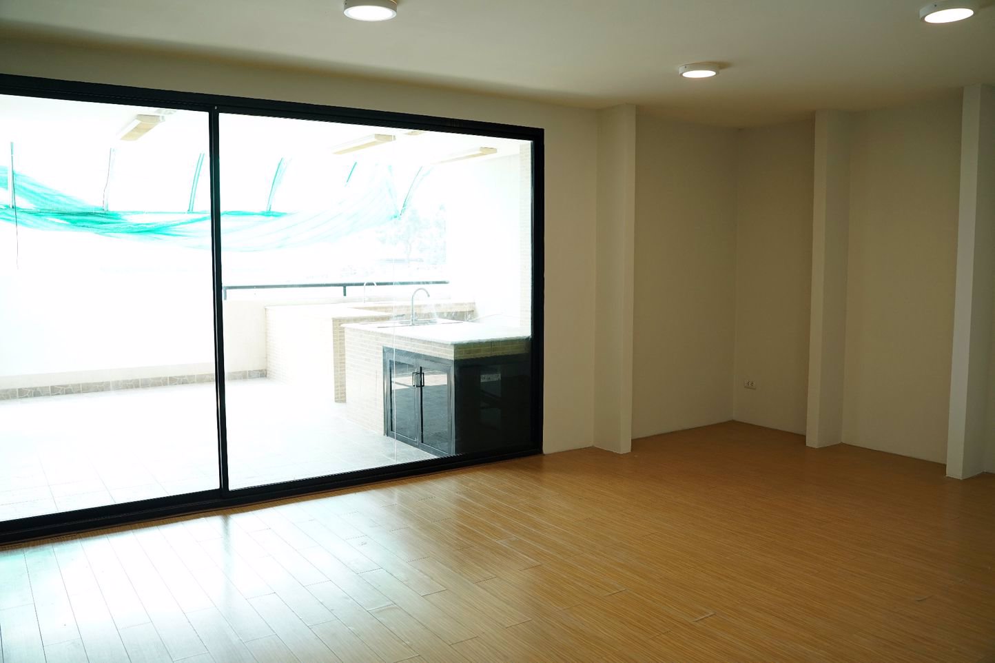 ขาย-และ-ให้เช่า-อาคารพาณิชย์-4-ชั้นครึ่ง-โครงการพรีเมี่ยร์-1-หลังห้างพาราไดซ์-rooftop-pool-และ-ลิฟท