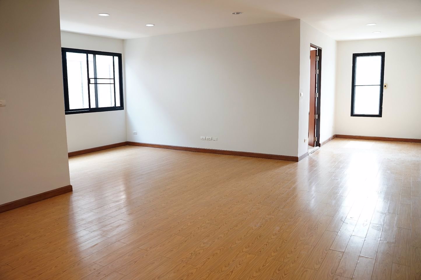 ขาย-และ-ให้เช่า-อาคารพาณิชย์-4-ชั้นครึ่ง-โครงการพรีเมี่ยร์-1-หลังห้างพาราไดซ์-rooftop-pool-และ-ลิฟท