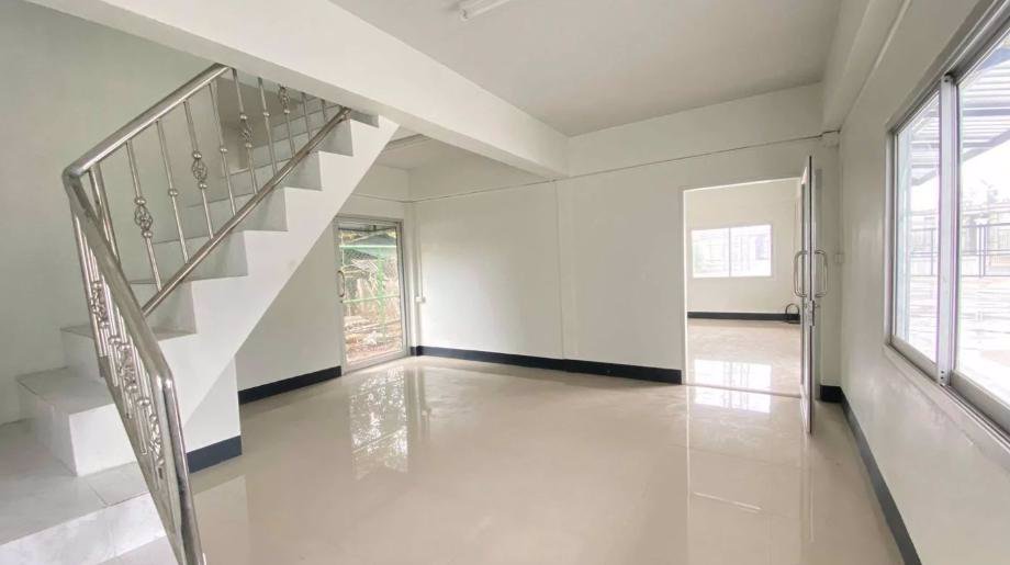 ขาย-และ-ให้เช่า-โกดัง-พร้อม-สำนักงาน-สภาพใหม่-เลียบมอเตอร์เวย์-อศรีราชา-พื้นที่สีชมพู