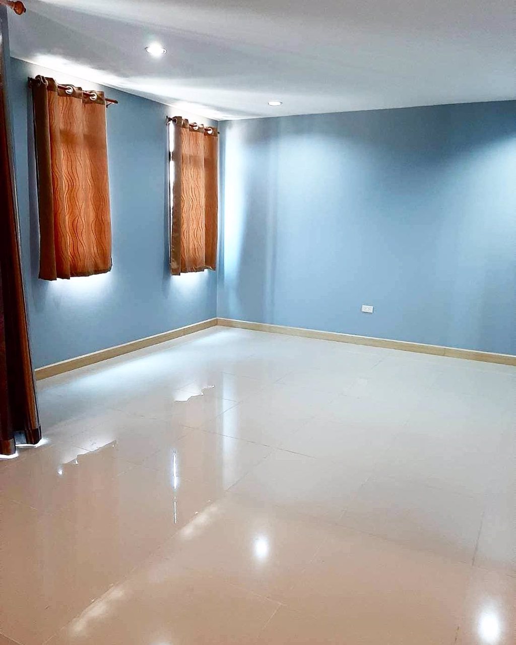 ให้เช่าทาวน์เฮ้าส์ในเมืองพัทยา-เหมาะสำหรับทำออฟฟิศหรือสปา-ติดตลาดน้ำสี่ภาคห่างจากถนนสุขุมวิท-200-ม