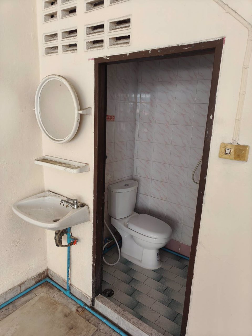 ให้เช่าพื้นที่ขายของ-หรือ-เก็บของ-หรือ-สำนักงาน-ชั้น-1-หอพักโชคดี-จรัญ-53-mrt-บางยี่ขัน