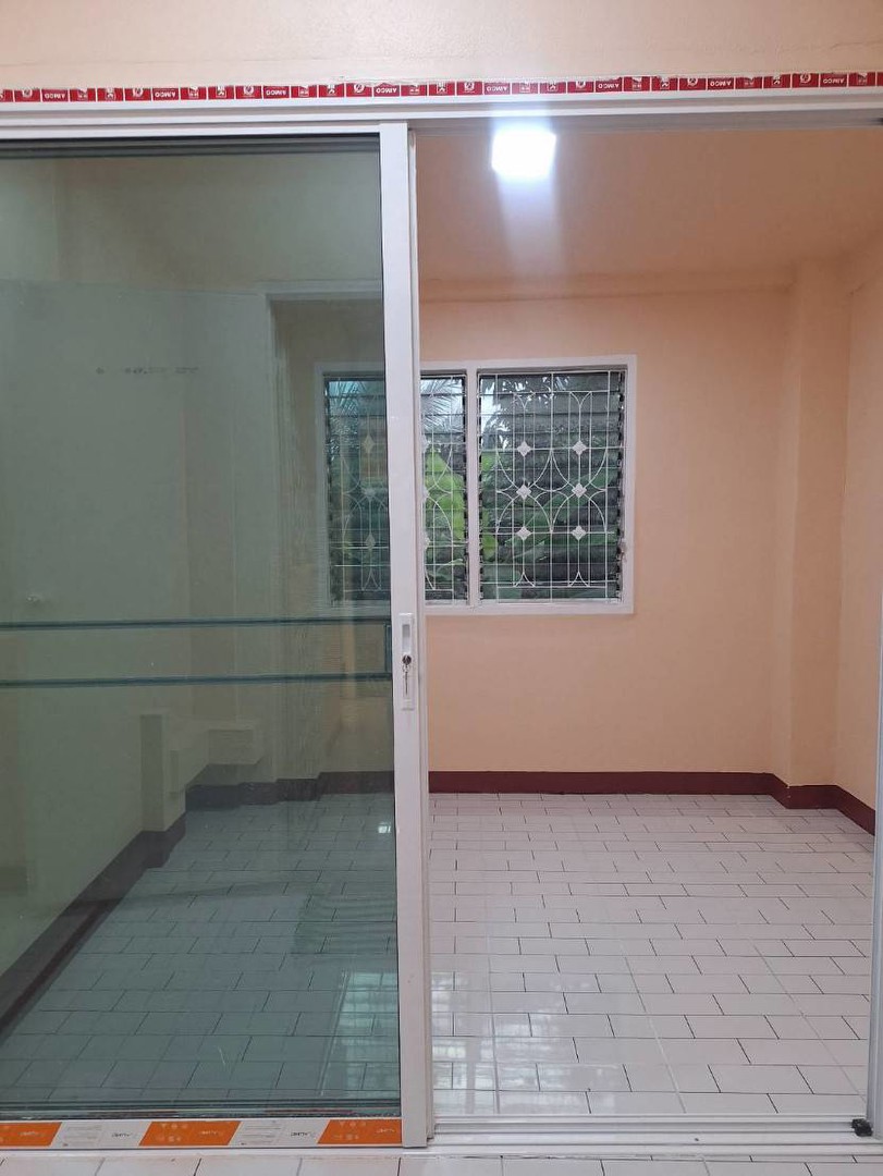 ขายทาวน์เฮ้าส์-หมู่บ้านทาวน์แอนด์คันทรี-หนองจอก-รีโนเวทใหม่ทั้งหลัง-พร้อมอยู่