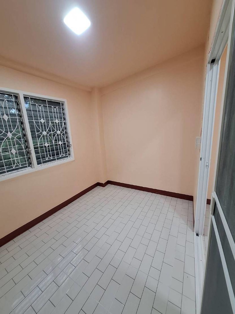 ขายทาวน์เฮ้าส์-หมู่บ้านทาวน์แอนด์คันทรี-หนองจอก-รีโนเวทใหม่ทั้งหลัง-พร้อมอยู่