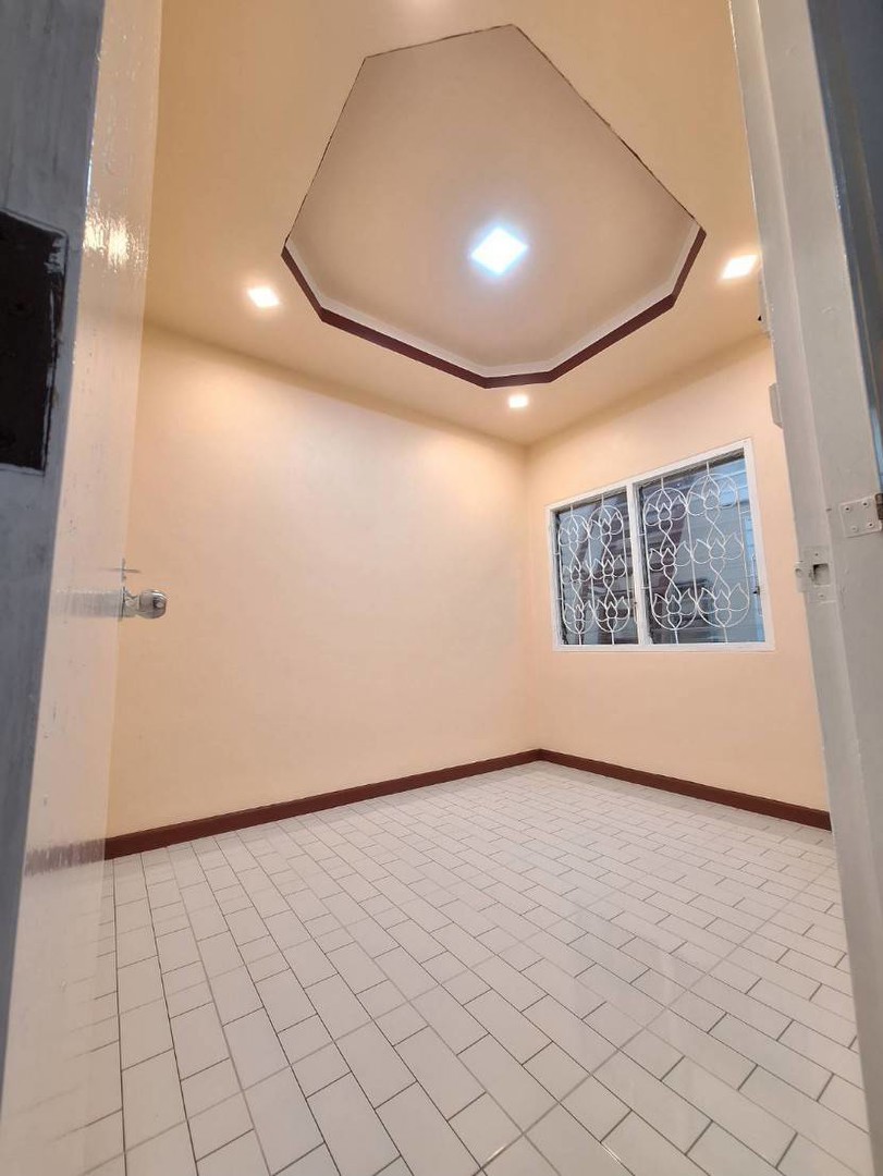 ขายทาวน์เฮ้าส์-หมู่บ้านทาวน์แอนด์คันทรี-หนองจอก-รีโนเวทใหม่ทั้งหลัง-พร้อมอยู่