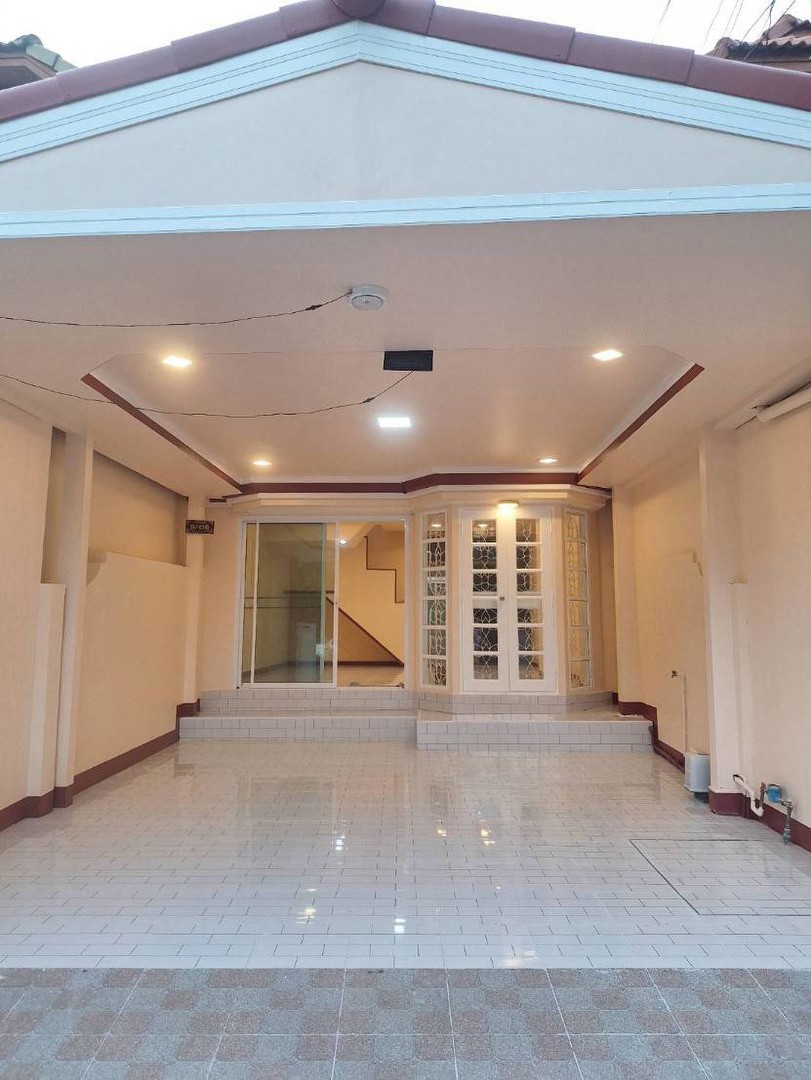 ขายทาวน์เฮ้าส์-หมู่บ้านทาวน์แอนด์คันทรี-หนองจอก-รีโนเวทใหม่ทั้งหลัง-พร้อมอยู่