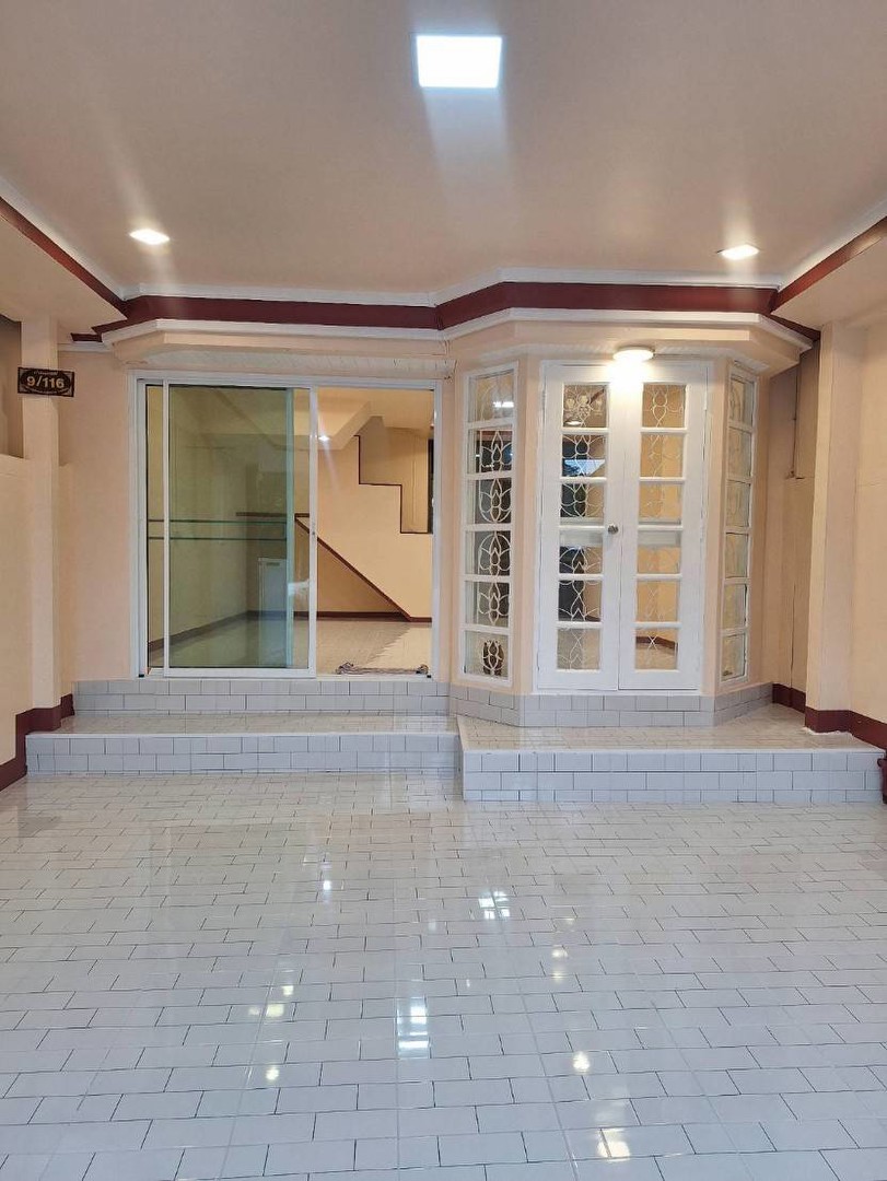 ขายทาวน์เฮ้าส์-หมู่บ้านทาวน์แอนด์คันทรี-หนองจอก-รีโนเวทใหม่ทั้งหลัง-พร้อมอยู่