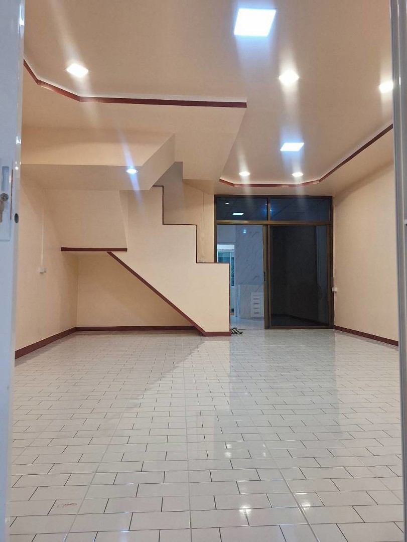 ขายทาวน์เฮ้าส์-หมู่บ้านทาวน์แอนด์คันทรี-หนองจอก-รีโนเวทใหม่ทั้งหลัง-พร้อมอยู่