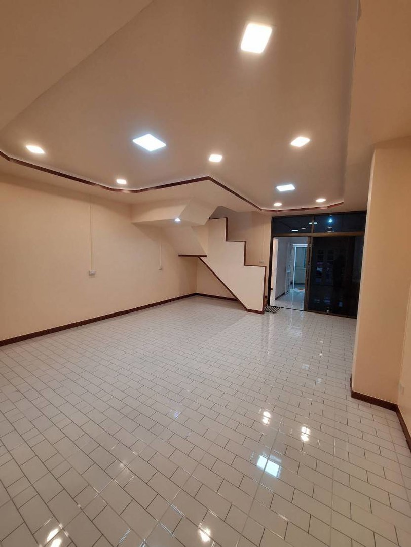 ขายทาวน์เฮ้าส์-หมู่บ้านทาวน์แอนด์คันทรี-หนองจอก-รีโนเวทใหม่ทั้งหลัง-พร้อมอยู่