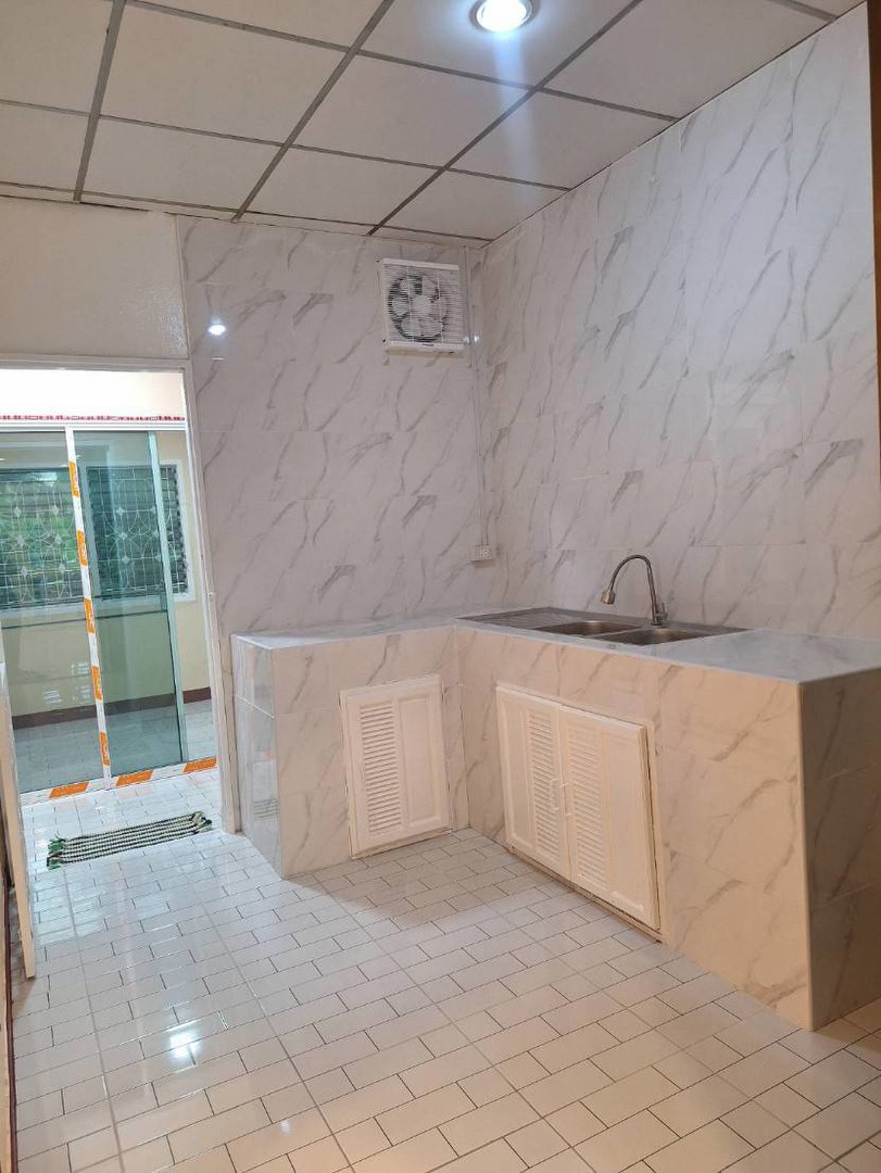 ขายทาวน์เฮ้าส์-หมู่บ้านทาวน์แอนด์คันทรี-หนองจอก-รีโนเวทใหม่ทั้งหลัง-พร้อมอยู่