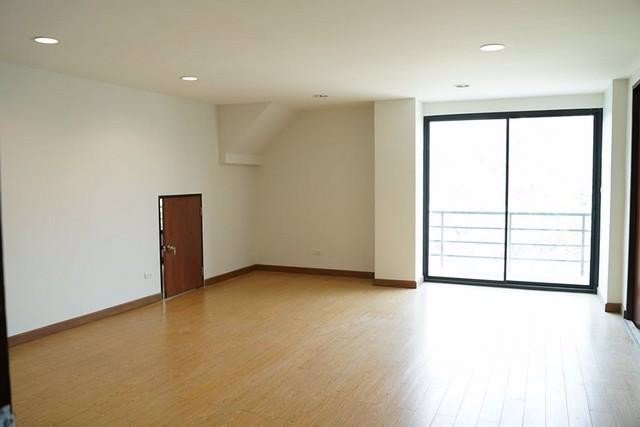 ให้เช่าโฮมออฟฟิศพร้อมลิฟท์พร้อมสระว่ายน้ำส่วนตัวย่านศรีนครินทร์