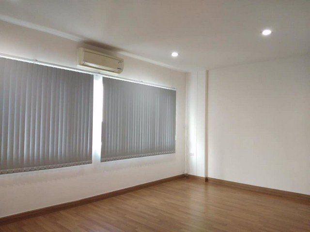 ให้เช่าทาวน์โฮม3-ชั้น-ซอยลาดพร้าว21-ใกล้mrtลาดพร้าว-อยู่ตรงข้ามลุมพินีไนท์พลาซ่า