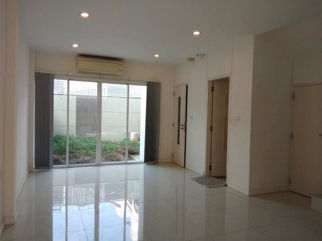 ให้เช่าทาวน์โฮม3-ชั้น-ซอยลาดพร้าว21-ใกล้mrtลาดพร้าว-อยู่ตรงข้ามลุมพินีไนท์พลาซ่า