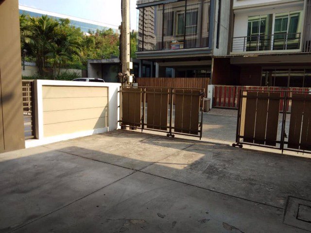 ให้เช่าทาวน์โฮม3-ชั้น-ซอยลาดพร้าว21-ใกล้mrtลาดพร้าว-อยู่ตรงข้ามลุมพินีไนท์พลาซ่า