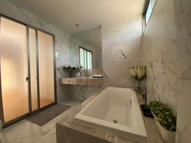 ให้เช่าบ้านเดี่ยว2ชั้นถนนพระราม-9-ติดห้าง-the-nine-เฟอร์นิเจอร์ครบ-พร้อมเข้าอยู่