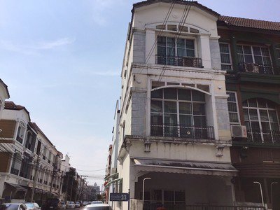 ให้เช่าทาวน์โฮม-3-ชั้น-หลังมุม-บ้านกลางเมือง-โชคชัย-4-ใกล้กองบังคับการปราบปราม