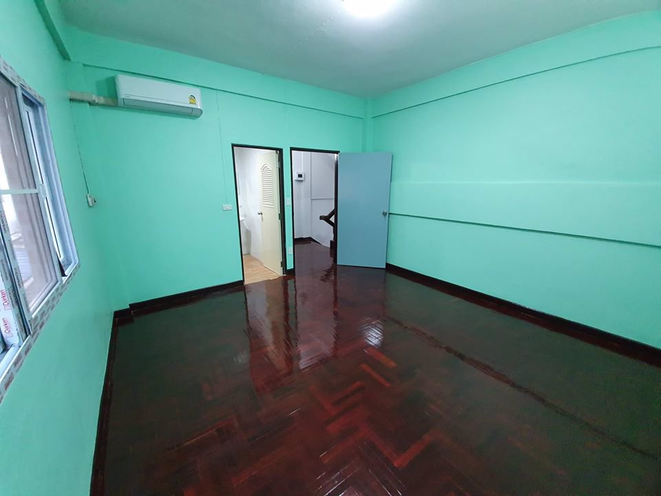 ให้เช่าทาวน์โฮม-3-ชั้น-เล่นระดับ-รีโนเวทใหม่-พระราม-9-ใกล้show-dc