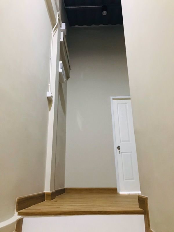 ให้เช่าทาวน์โฮมรีโนเวทใหม่-ย่านเหม่งจ๋าย-ใกล้สำนักงานเขตห้วยขวาง