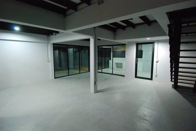 ให้เช่าบ้านเดี่ยว-2-ชั้น-มีพื้นที่-ย่านโชคชัย-4-เหมาะทำโฮมออฟฟิศหรือพักอาศัย