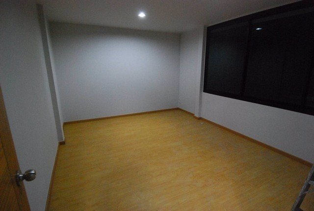 ให้เช่าบ้านเดี่ยว-2-ชั้น-มีพื้นที่-ย่านโชคชัย-4-เหมาะทำโฮมออฟฟิศหรือพักอาศัย