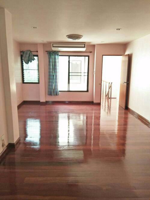 ให้เช่าทาวน์โฮม-3-ชั้น-หลังมุม-ใกล้บิ๊กซีลาดพร้าว-พร้อมเฟอร์นิเจอร์และเครื่องใช้ไฟฟ้าบางส่วน