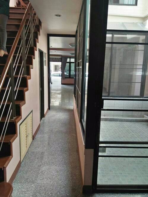 ให้เช่าทาวน์โฮม-3-ชั้น-หลังมุม-ใกล้บิ๊กซีลาดพร้าว-พร้อมเฟอร์นิเจอร์และเครื่องใช้ไฟฟ้าบางส่วน