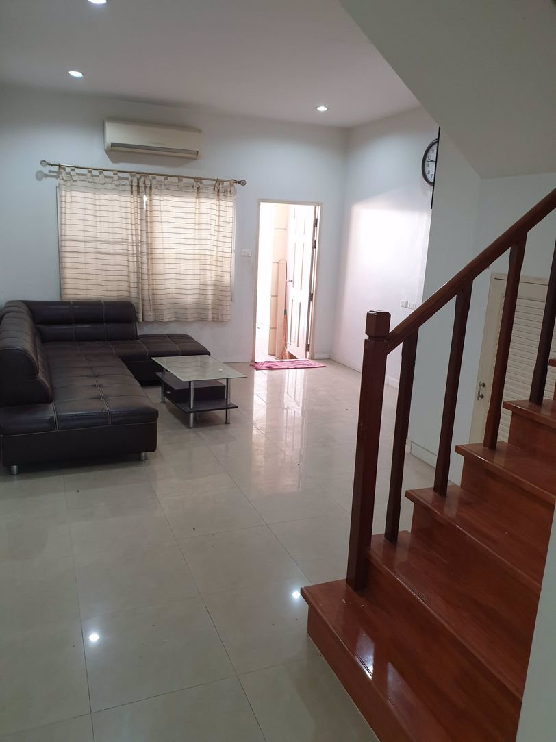 ให้เช่าทาวน์โฮม-3-ชั้น-ใกล้ตลาดปัฐวิกรณ์-หมู่บ้านปริญลักษณ์-อินทรารักษ์-เหมาะทำโฮมออฟฟิศ