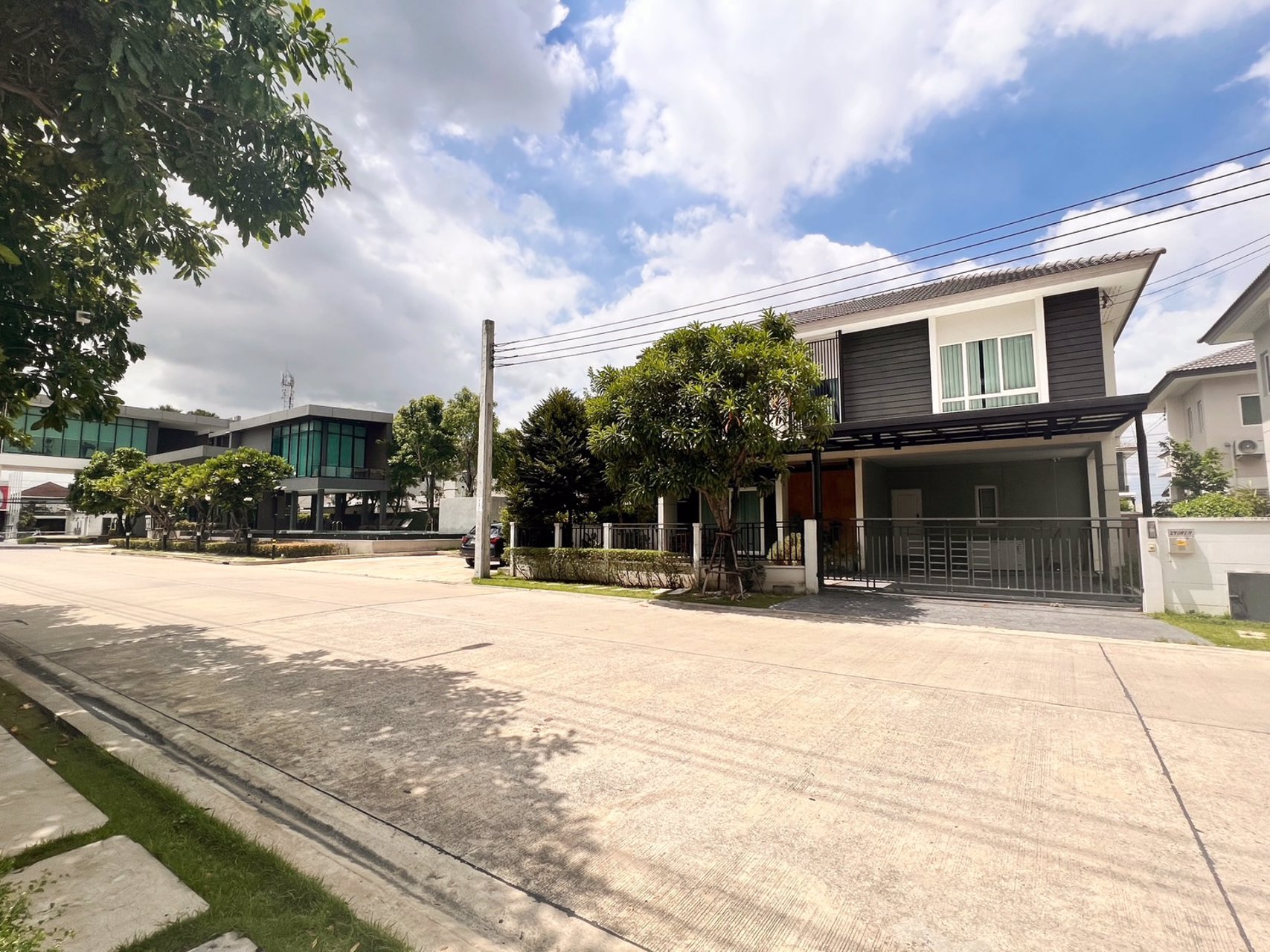 centro-พระราม-9-มอเตอร์เวย์-ใกล้เส้นกรุงเทพกรีฑาตัดใหม่