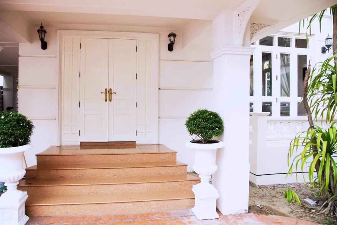 ให้เช่า-บ้านสุดหรู-สไตล์โคโลเนียล-บรรยากาศส่วนตัว-พร้อมเฟอร์นิเจอร์-เนื้อที่-150-ตรว-ใกล้-bts