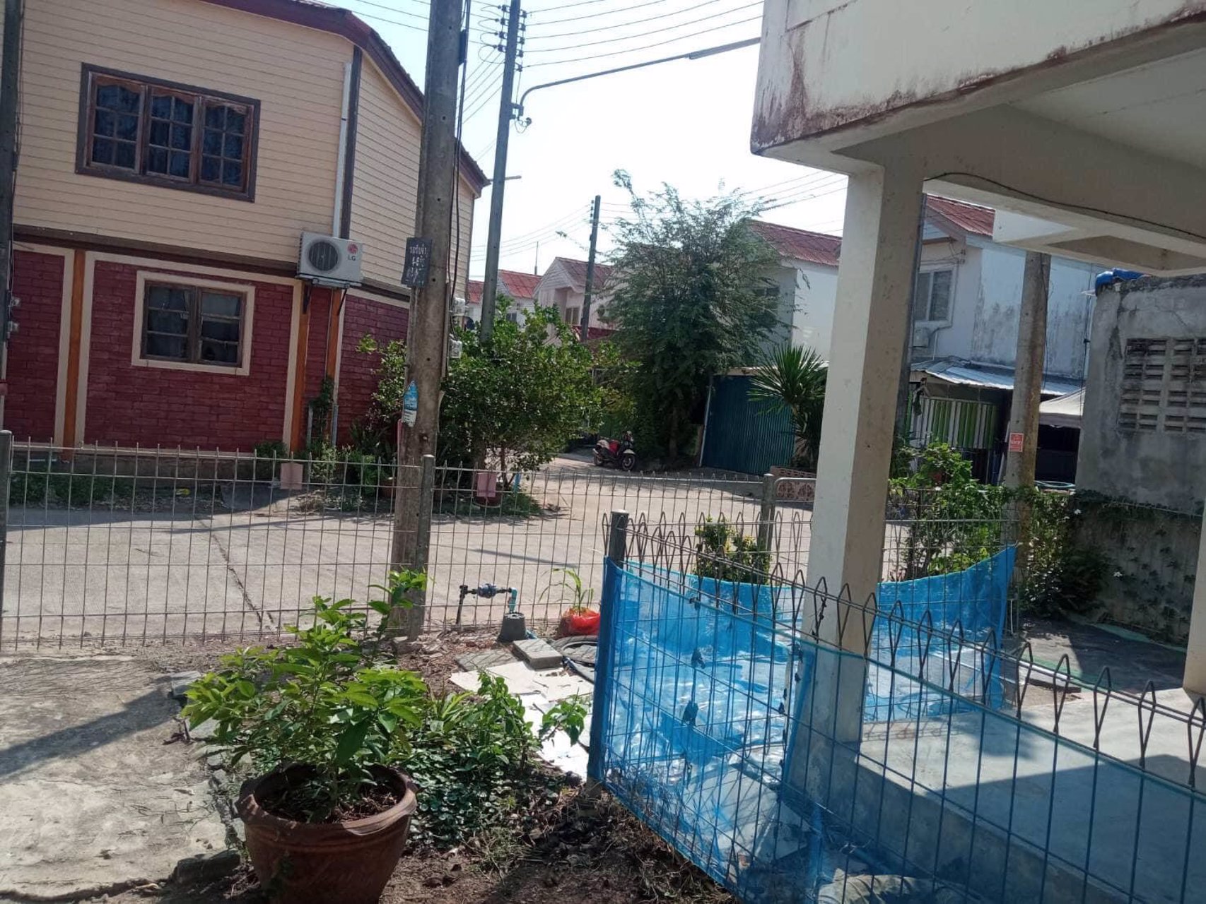 ขายบ้านเอื้ออาทร-ขายสองหลังคู่-อพนมสารคาม-ต้นซอย-ฟรีโอน