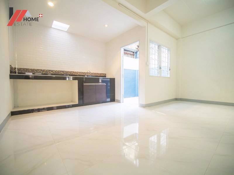 1002-ทาวน์เฮ้าส์พร้อมอยู่-ทำเลดีใกล้ถนนเมนเเละรถไฟฟ้า