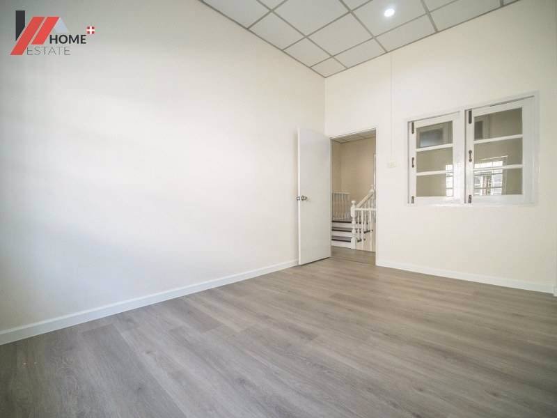 1002-ทาวน์เฮ้าส์พร้อมอยู่-ทำเลดีใกล้ถนนเมนเเละรถไฟฟ้า