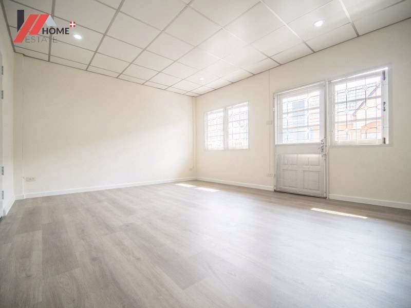 1002-ทาวน์เฮ้าส์พร้อมอยู่-ทำเลดีใกล้ถนนเมนเเละรถไฟฟ้า