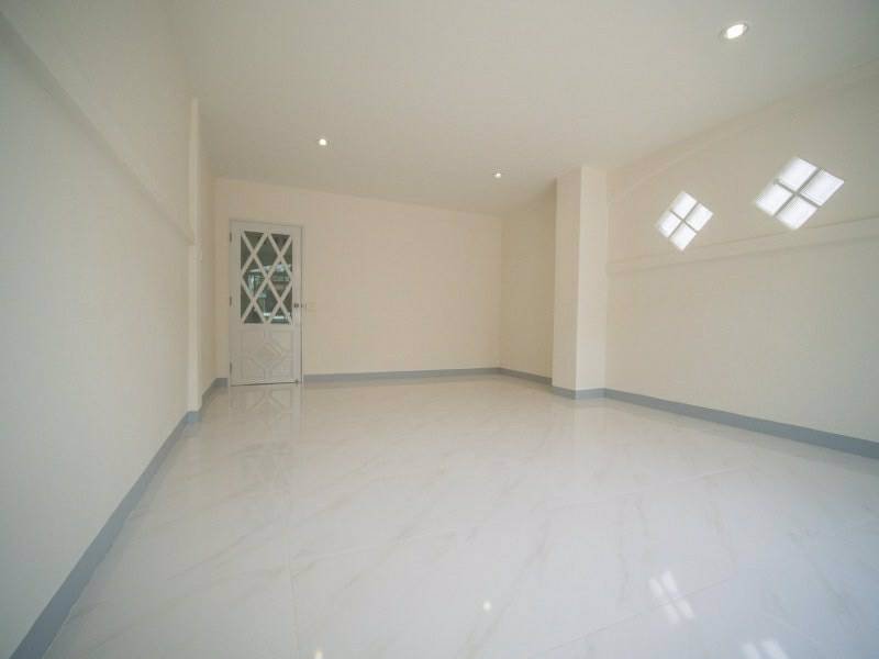 1023ทาวน์เฮ้าส์พร้อมอยู่-หมู่บ้านมนวดีพาร์ค-แปลงมุม-ริมถนนเมน