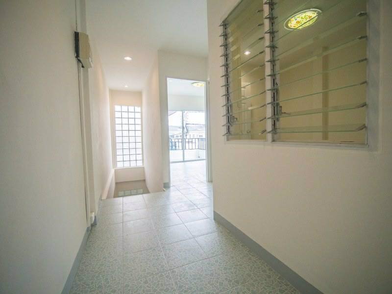 1023ทาวน์เฮ้าส์พร้อมอยู่-หมู่บ้านมนวดีพาร์ค-แปลงมุม-ริมถนนเมน