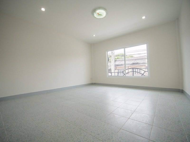 1023ทาวน์เฮ้าส์พร้อมอยู่-หมู่บ้านมนวดีพาร์ค-แปลงมุม-ริมถนนเมน