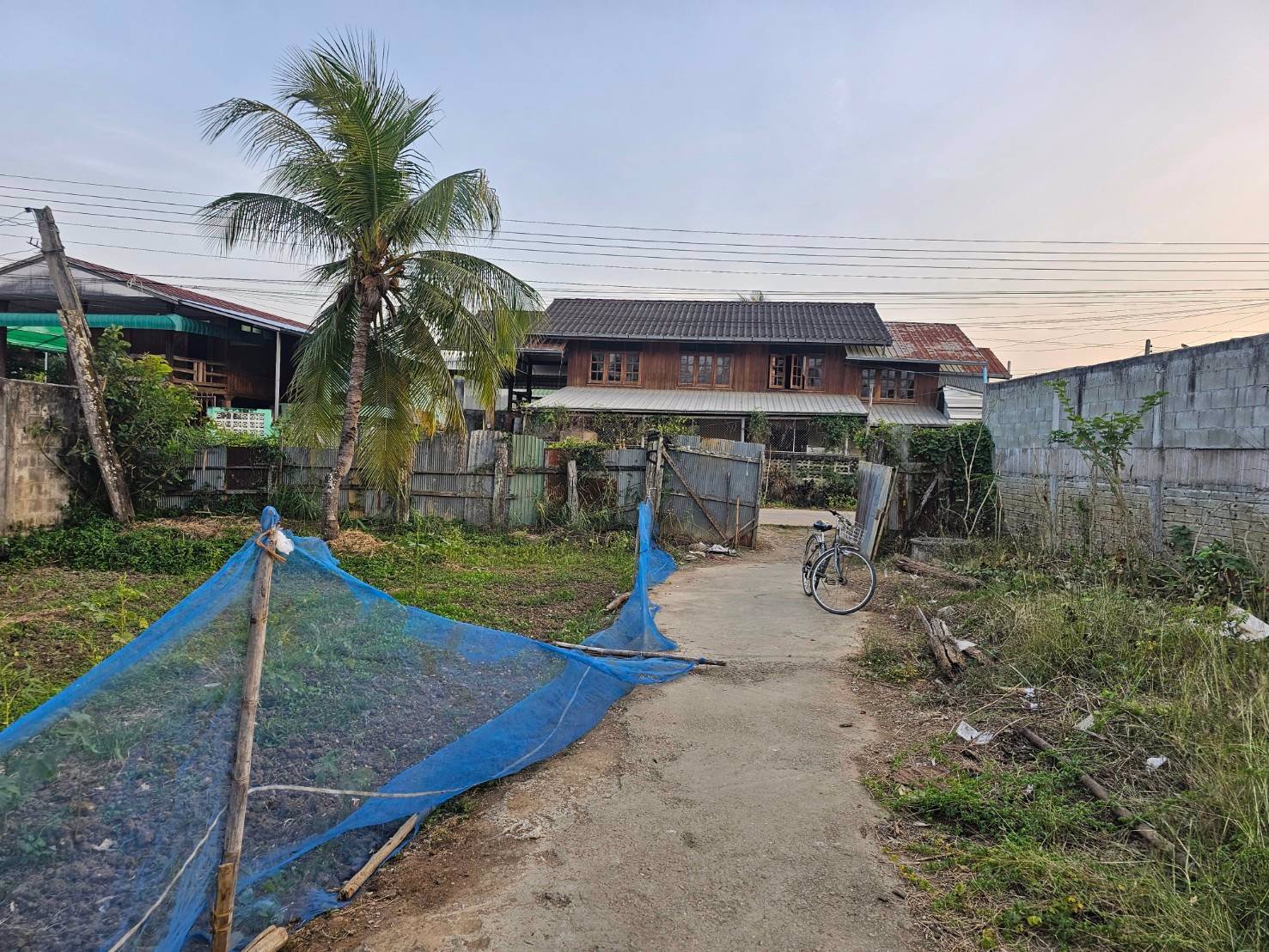 ขายที่ดินพร้อมสิ่งปลูกสร้าง-ติดโรงเรียนบ้านค้างภิบาลพระธาตุผาแดง-อำเภอแม่สอด