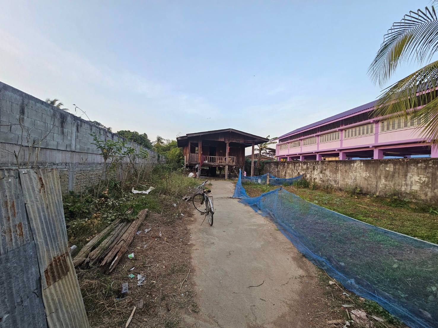 ขายที่ดินพร้อมสิ่งปลูกสร้าง-ติดโรงเรียนบ้านค้างภิบาลพระธาตุผาแดง-อำเภอแม่สอด