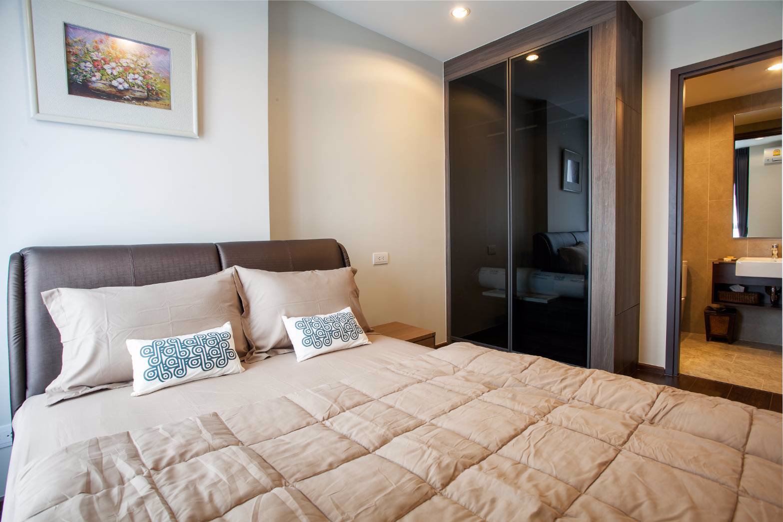 ให้เช่าคอนโด-ซี-เอกมัย-ใกล้btsเอกมัย-พร้อมอยู่-เฟอร์นิเจอร์-1ห้องนอน-1ห้องน้ำ