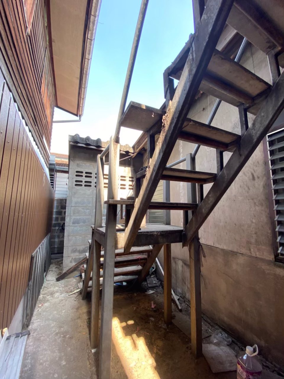 บ้านพร้อมที่ดิน-ทำเลสวย-ริมคลองบางลำพู-เห็นวิวภูเขาทอง-อยู่ในเขตพระนคร-ไม่ไกลจากสถานีรถไฟฟ้า