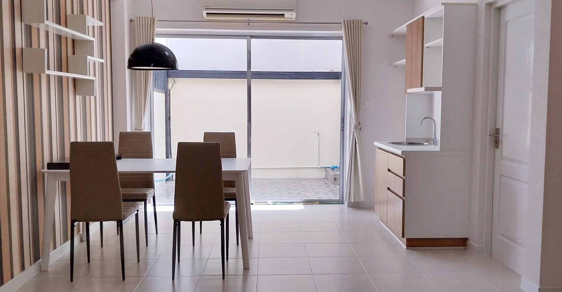 ขายทาวน์โฮม3ชั้น-หมู่บ้าน-บ้านใหม่-เทพารักษ์-ติดถนนใหญ๋-แปลงหัวมุม-หน้ากว้าง-เพื่อนบ้านนิสัยดี