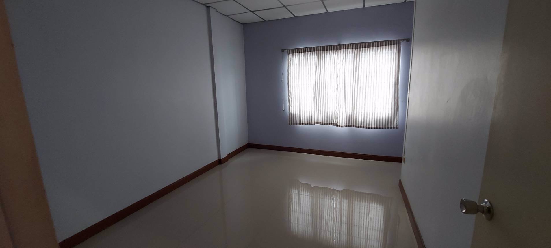 ให้เช่าทาวน์เฮ้าน์รินทร์ทอง-ซอยรามคำแหง-190-2-ชั้น-18-ตรว-พร้อมแอร์-daikin-ผ้าม่านทั้งหลัง